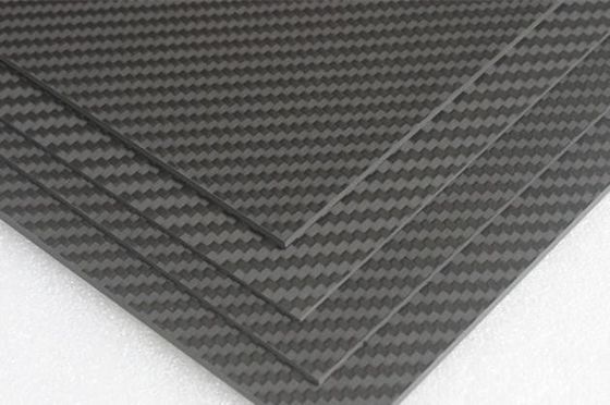 200*300mm Glanz Twill 3K Kohlenstofffaserverstärkte Verbundplatte für RC Quadcoptermotoren